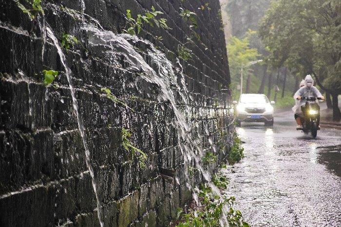 南京明城墙再现“龙吐水”景观