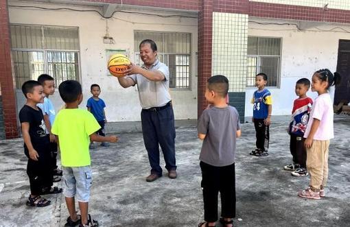 广西德保山村“全科”老师点亮学子未来路